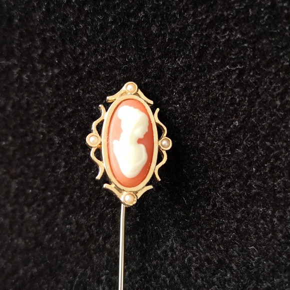 Lovely Vintage AVON Gold-tone Cameo Brooch Stick Pin in Excellent Condition - Picture 2 of 5